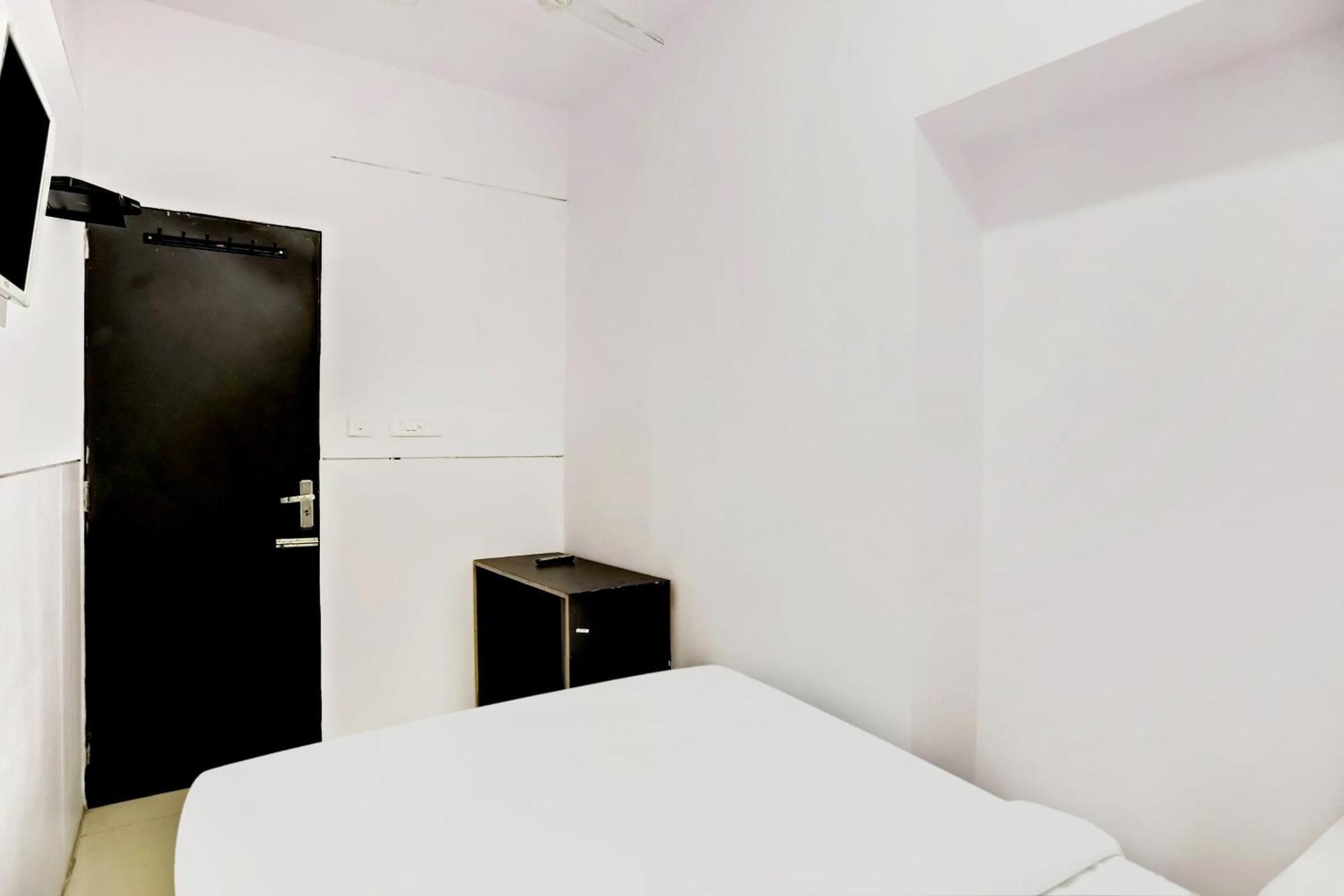 Hotel O North Campus Нью-Дели Экстерьер фото