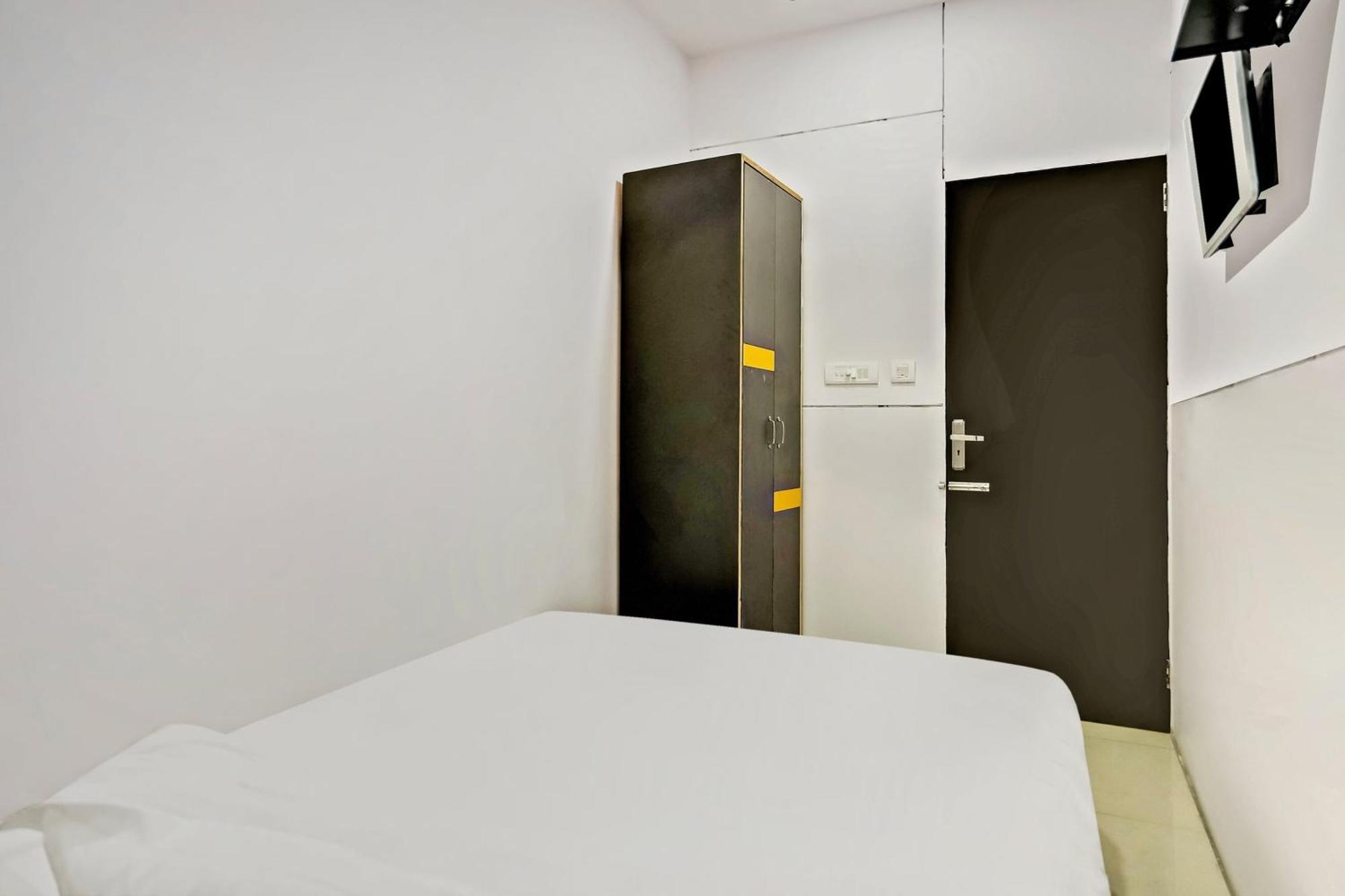 Hotel O North Campus Нью-Дели Экстерьер фото